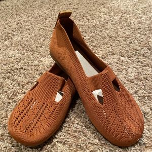 Ladies knit shoes, Rust size 37, 6 1/2-7, new